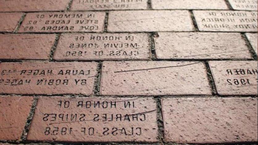 人行道上的砖上写着捐赠者的名字