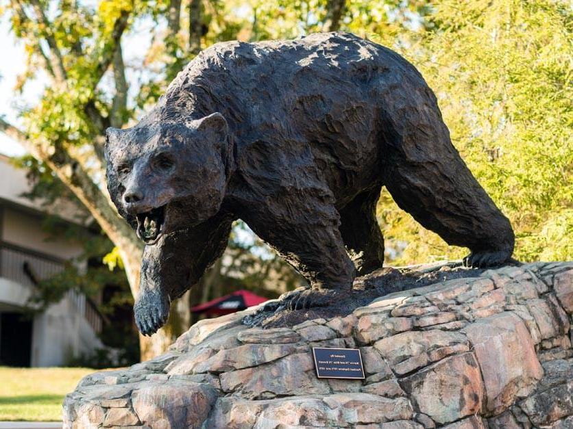 勒努瓦-雷恩校区的冲锋熊雕塑
